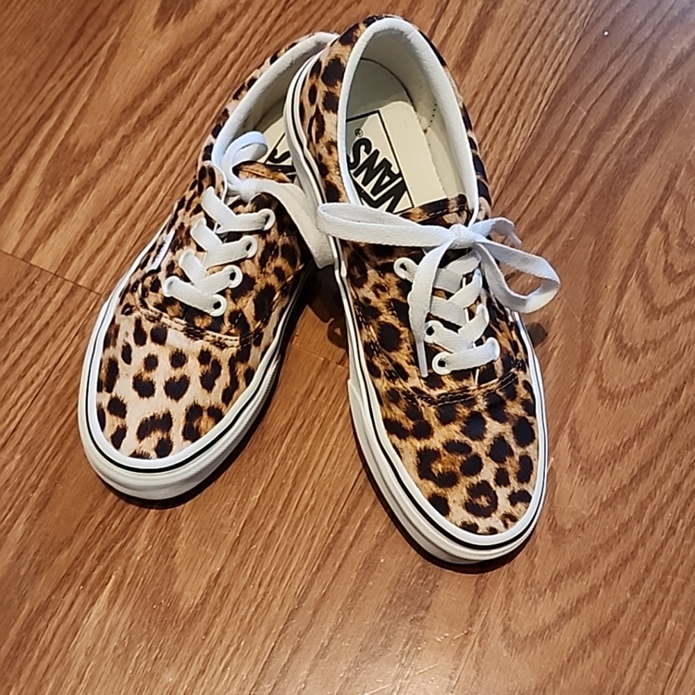 New animal print Van's Women Size 5 cheetah print